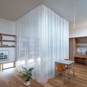 天蓋のようにベッドを包む。