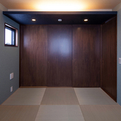 濃い茶色の建具のモダンな和室