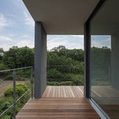 室内と室外の要素を併せ持ったバルコニー