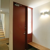 住宅用玄関は赤い扉が印象的