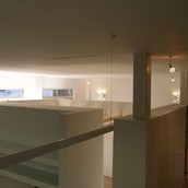 部屋のように仕切られているが天井部分は開放され繋がっているワンルームスペース
