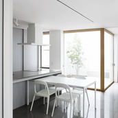 中庭から常に穏やかな光が入り込み、気持ちが落ち着くダイニング・リビング