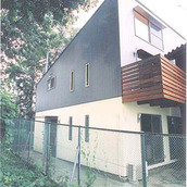 翠の中にひっそりと佇みます