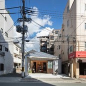 お施主様は建て替え前から半屋外の玄関土間をガレージや打合せスペースとしてうまく活用されていました。その生活を継承した軒下空間。