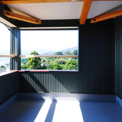 屋根付きのバルコニー