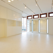 建具の赤色がインテリアのアクセント