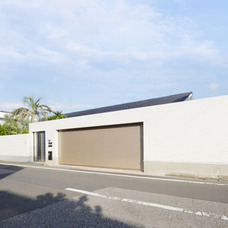 庭と瓦屋根の平屋