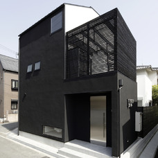 黒を帯びる家