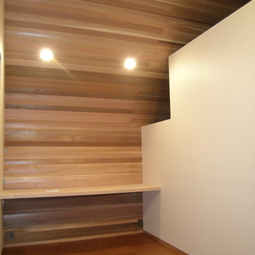 ボールト型の屋根の室内側は板張りのアーチ
