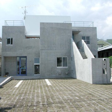 住宅玄関と歯科医院の入り口を分けたアプローチ