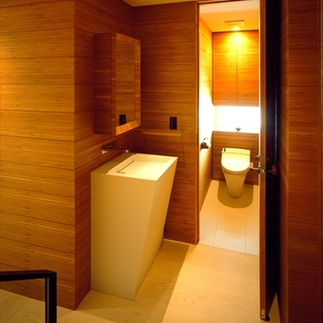 温かいライトが迎えるトイレと洗面スペース