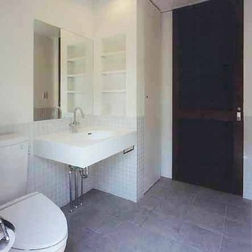 トイレと洗面所を一体にした、リゾートホテルのような洗面周り