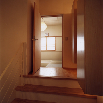 扉を開けると、琉球畳の落ち着きのあるシンプルな和室が広がる
