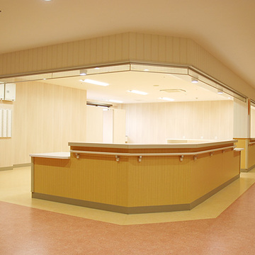 見晴らしの良い緩やかなカーブの受付