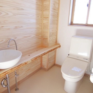トイレは美しい木目の壁