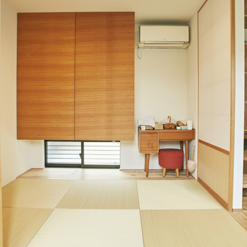 三角屋根と中庭の家