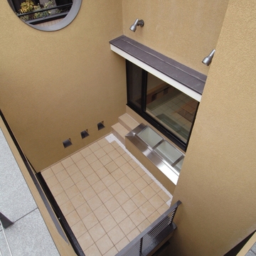 屋上よりの中庭見下げ