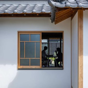 既存の意匠を踏襲しながらペアガラス化したおたふく窓。奥の庭まで視界が抜ける。