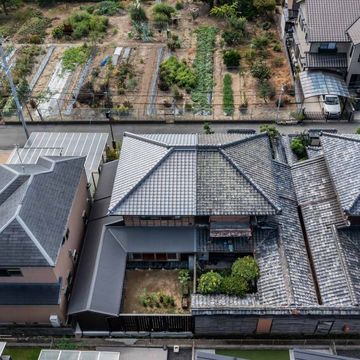 北面から見下ろし。朽ちかけた高塀を撤去して庭を拡張。大屋根は劣化した瓦と土を撤去し、お隣と高さを調整しながら葺き直し。樋も排水ルートを見直して半分だけ更新。
