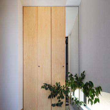 玄関土間。姿見を兼ねた製作建具。