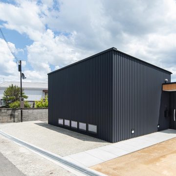 北西から見る。道路より約30cm下がった敷地を利用して、道路から室内へ最小段差でアプローチ。