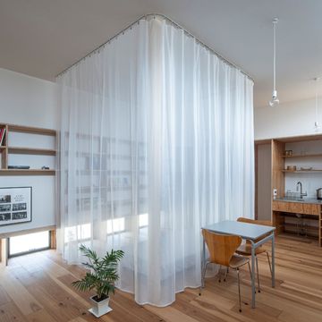 天蓋のようにベッドを包む。