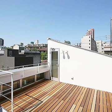 屋上のウッドデッキからの眺望も抜群