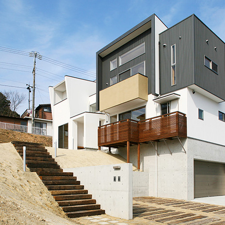 段差のある土地に建てられた家