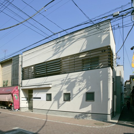商店街にある診療所兼二世帯住宅