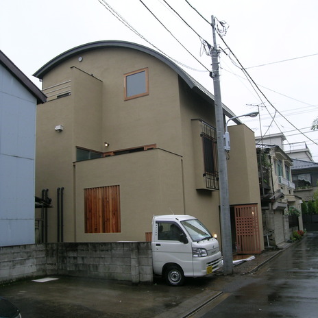 ボールト型の屋根に木製サッシがどこかレトロな雰囲気の外観