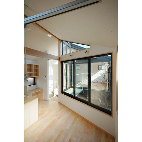 黒の建具がアクセントの室内