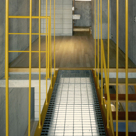 メゾネットタイプに吊りの渡り廊下を付けた遊びのある間取り