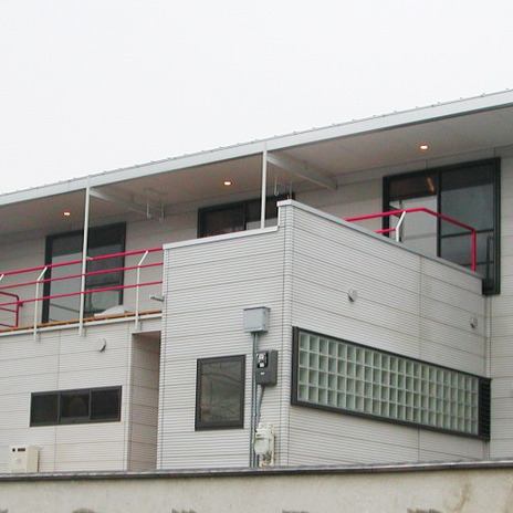 建物前面とはまた違った表情の裏側