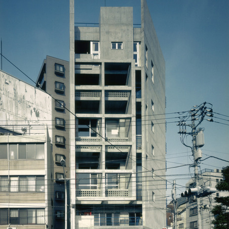 大きな通りの交差点に建つ賃貸併用マンション