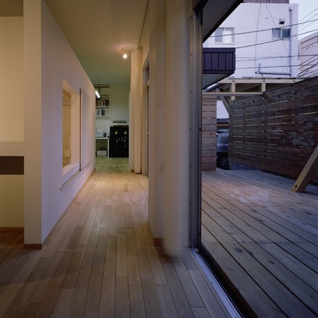 窓を開けると半屋外のようなバルコニーと室内