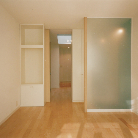 天井までの造り付けの建具やハイドアでシンプルスマートな室内