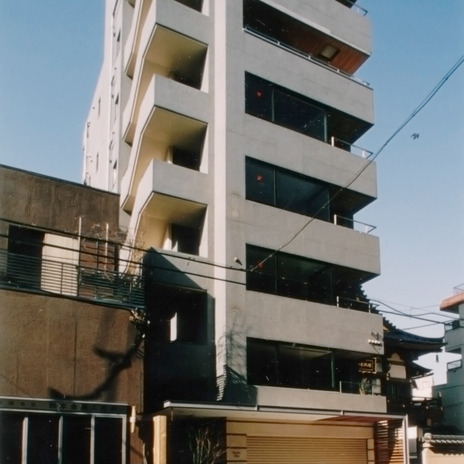 既存オフィスビルの上階を住居用にコンバージョンした住まい
