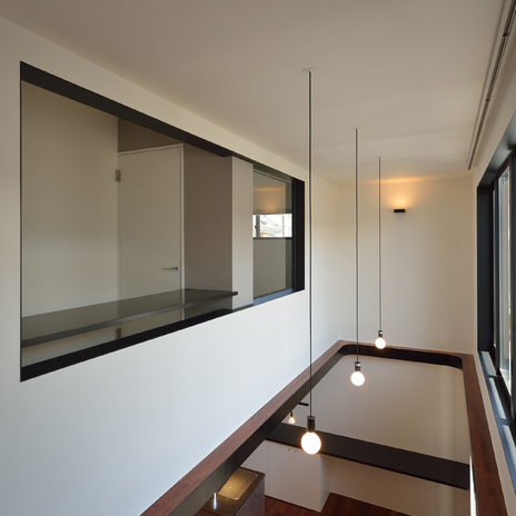 サイズとコードの長さが建物の比率にあっているバランスのよい照明
