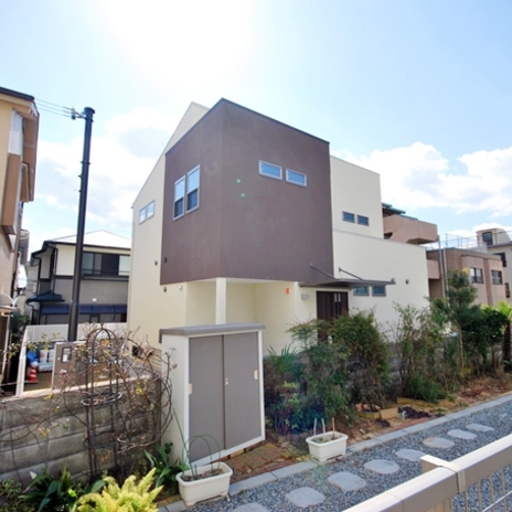旗竿敷地に建つ家