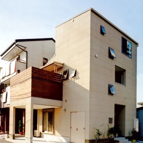 角地に建つ外観を眺める