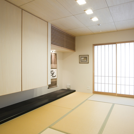 浮き収納で足元をすっきりさせ、室内の大きさをより広く見せる和室