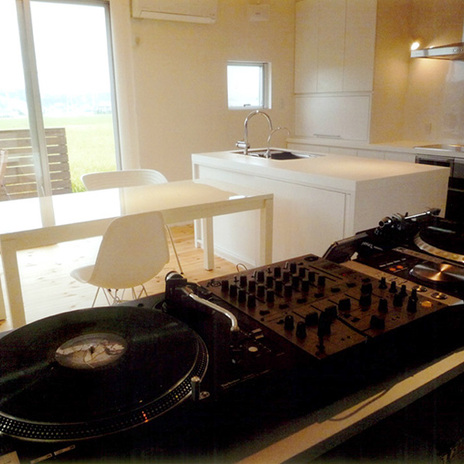 DJブースのあるダイニングルーム