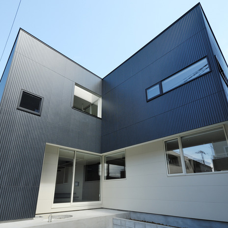 黒と白のコントラストで建物のソトとナカをやわらかく設計されている外観