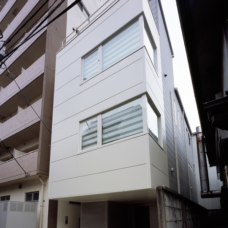 密集地ながら、開口部位置の工夫により充分な採光が取れる外観