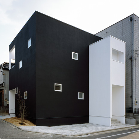 住宅地というキャンパスに、黒い箱と白い箱をそっとおいた家