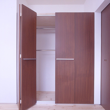 無駄な空間を作らないように2段にポールを通したシンプルなウォーキングクロゼット