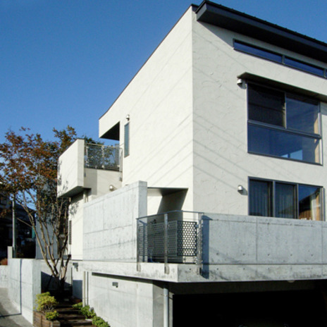 打ち放しと白い塗壁のモダン建築