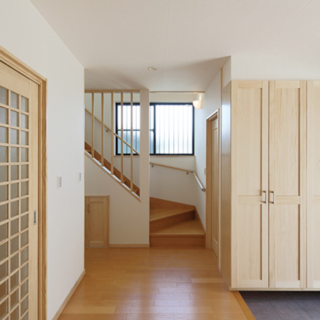 優しい色合いの建具が並ぶ室内