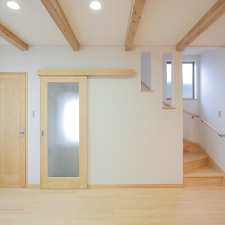 建具(ドア)もすべてパインの無垢材