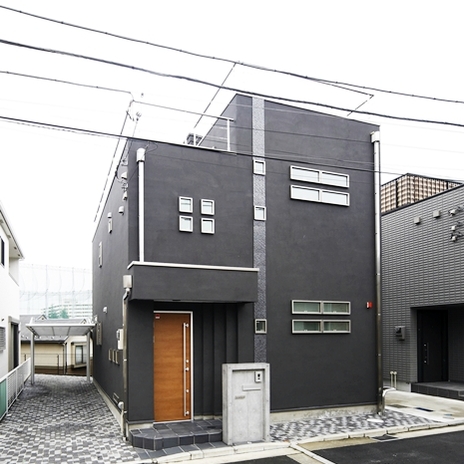 四角くシャープでシックな外観